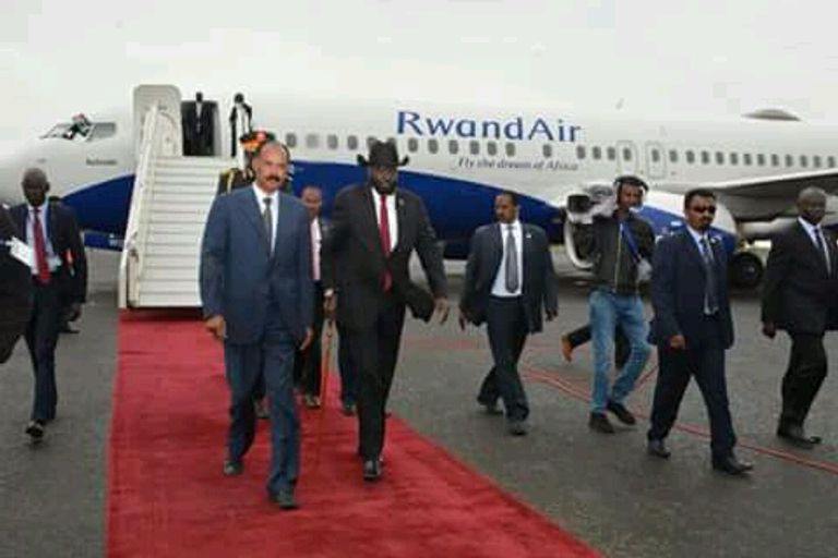 سلفاكير عقب وصوله إلى العاصمة الإريترية أسمرا سلفاكير يبحث القضايا الإقليمية مع أسياس أفورقي في أسمرا