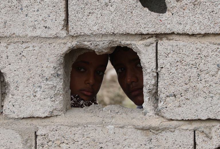 عدد من أهالي قرية المنظر بالحديدة بعد تحريرها