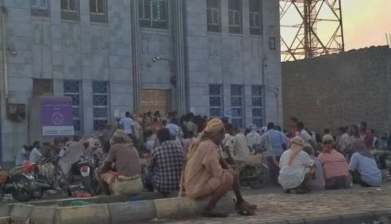 موظفون يمنيون في الحديدة ينتظرون صرف رواتبهم
