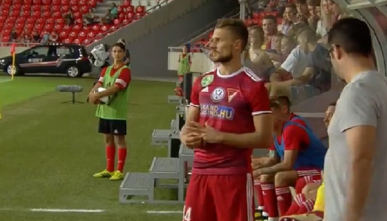 إيريك تشيكوش مع حكم المباراة