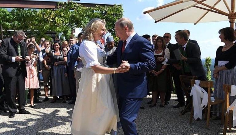 بوتين يراقص وزيرة خارجية النمسا في حفل زفافها