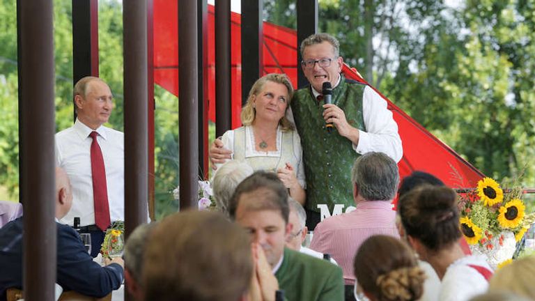 بوتين في حفل زفاف وزيرة خارجية النمسا-وسائل إعلام روسية بوتين يراقص وزيرة خارجية النمسا في حفل زفافها