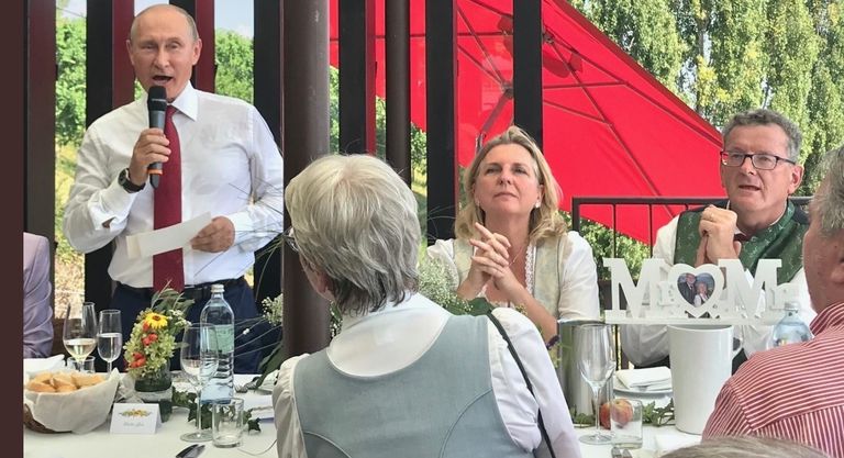 بوتين يراقص وزيرة خارجية النمسا في حفل زفافها