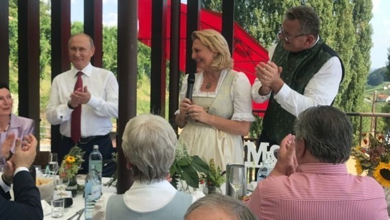 بوتين يراقص وزيرة خارجية النمسا في حفل زفافها