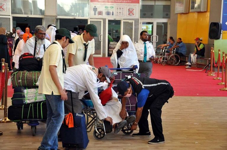 شباب مبادرة مشروع "لبَّيك" يوزعون المياه والهدايا التذكارية 