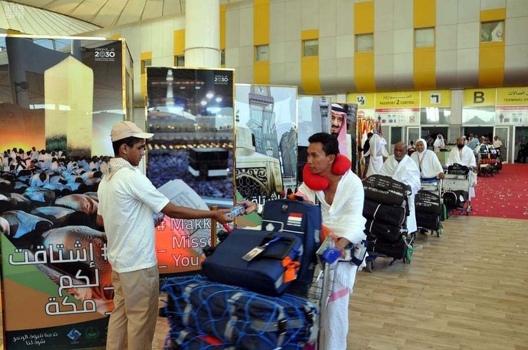 شباب مبادرة مشروع "لبَّيك" يوزعون المياه والهدايا التذكارية 