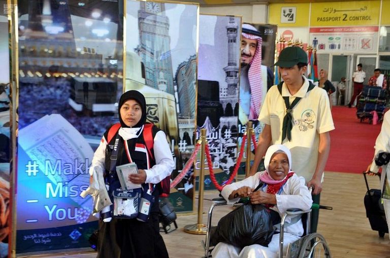 شباب مبادرة مشروع "لبَّيك" يوزعون المياه والهدايا التذكارية 