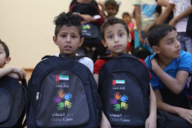 50 ألف حقيبة مدرسية من "دبي العطاء" للأطفال السوريين بالأردن