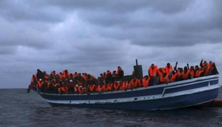 سفينة تقل مهاجرين غير شرعيين - أرشيفية
