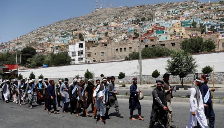 دعاة السلام يسيرون حفاة في كابول