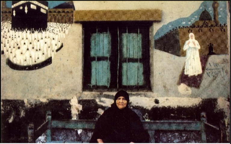 أحد جدران البيوت المُزينة باحتفالات أداء فريضة الحج