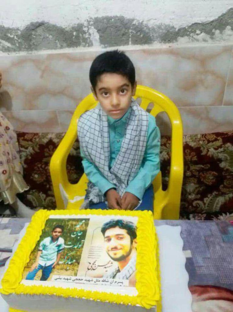 الصور المتداولة لطفل إيراني يحتفل بعيد ميلاده أطفال تجندهم إيران للقتال في سوريا- أرشيفية