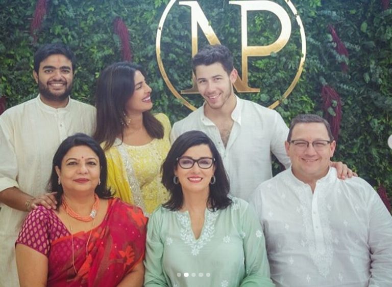 عائلة بريانكا تشوبرا مع خطیبها المغني الأمريكي نيك جوناس