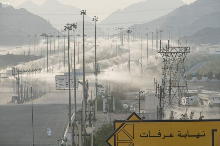  رذاذ الماء يتطاير لتلطيف الأجواء في عرفات