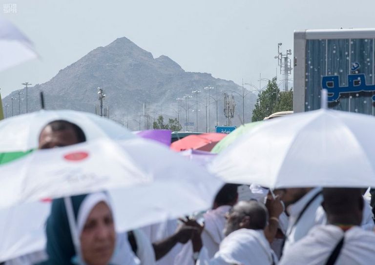  رذاذ الماء يتطاير لتلطيف الأجواء في عرفات