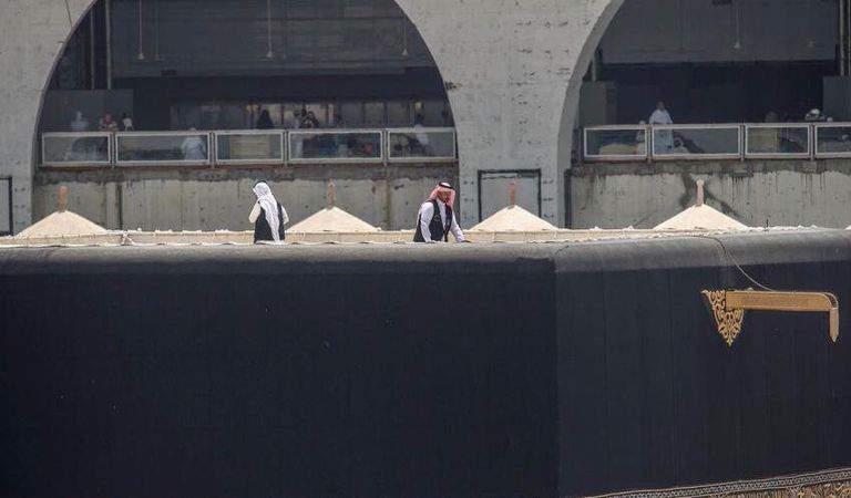 عملية استبدال ثوب الكعبة المشرفة