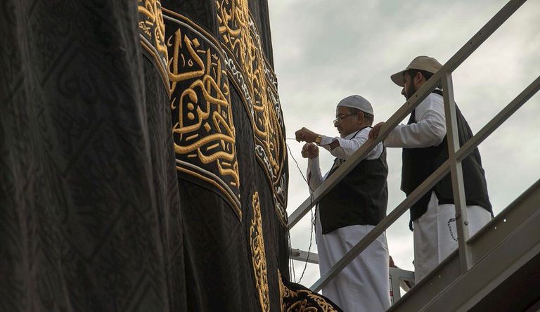 عملية استبدال ثوب الكعبة المشرفة
