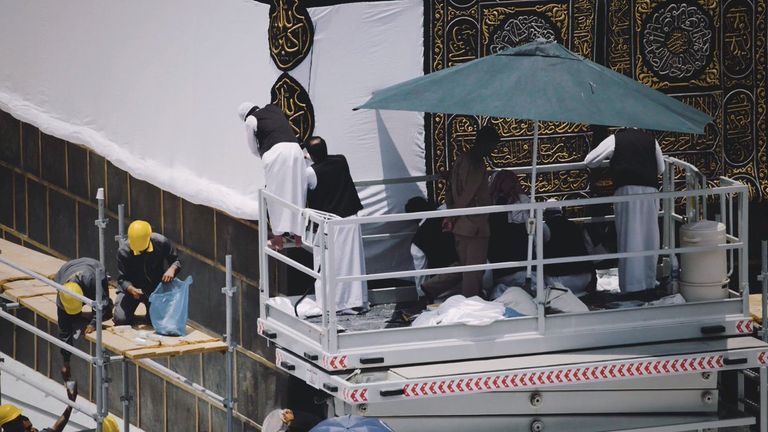 عملية استبدال ثوب الكعبة المشرفة