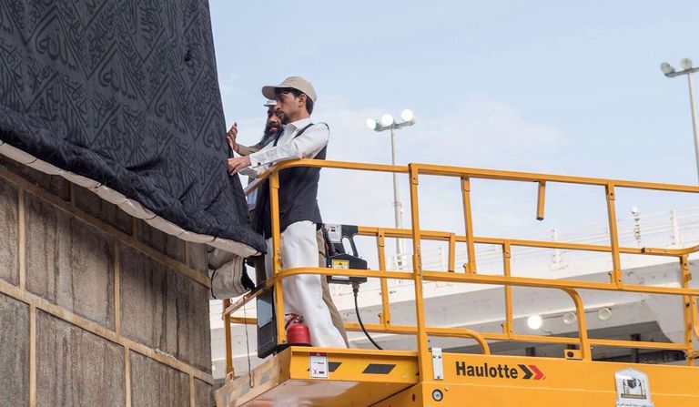 عملية استبدال ثوب الكعبة المشرفة