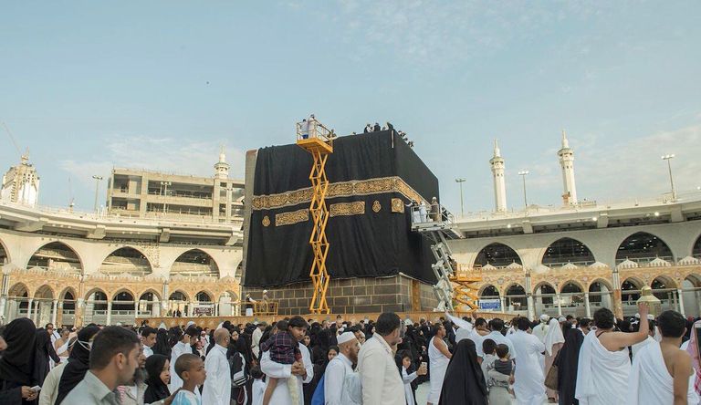 عملية استبدال ثوب الكعبة المشرفة