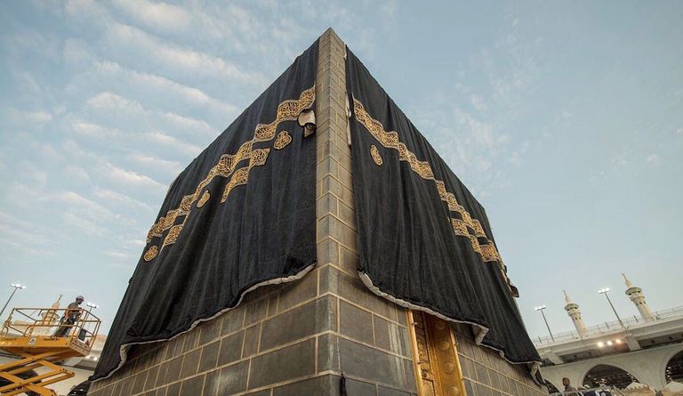 عملية استبدال ثوب الكعبة المشرفة