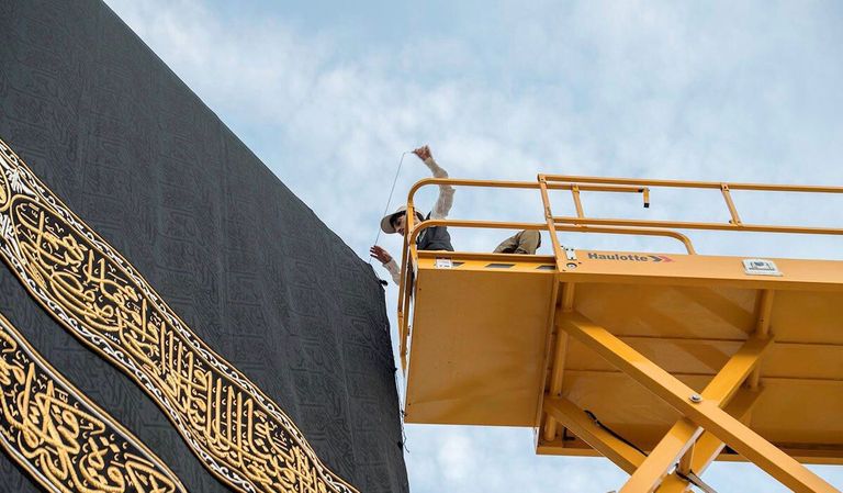 عملية استبدال ثوب الكعبة المشرفة