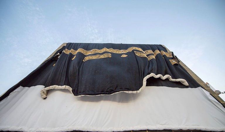 عملية استبدال ثوب الكعبة المشرفة