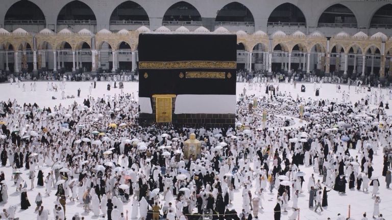 عملية استبدال ثوب الكعبة المشرفة