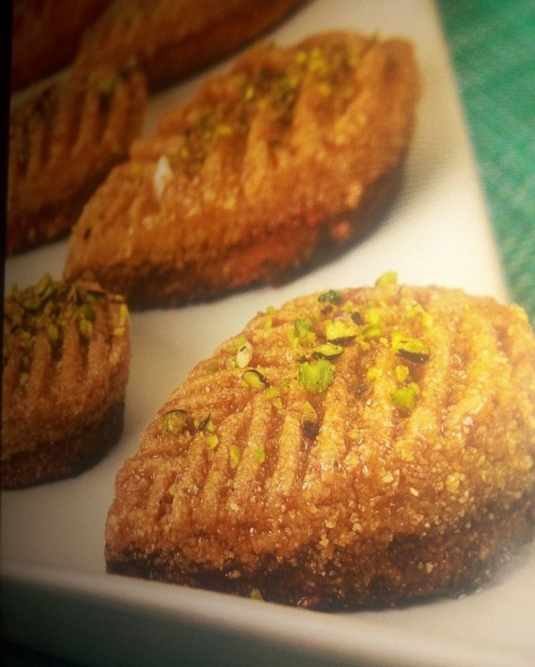 حلوى مقروط الورقة في الفرن الجزائرية التقليدية حلوى مقروط الورقة في الفرن الجزائرية التقليدية