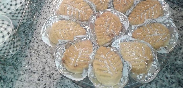 حلوى مقروط الورقة في الفرن الجزائرية التقليدية حلوى مقروط الورقة في الفرن الجزائرية التقليدية