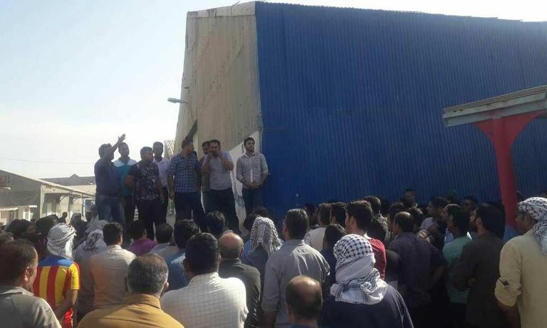 جانب من احتجاجات عمال مصنع إيراني