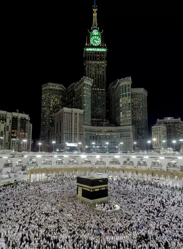 أداء المسلمين لمناسك الحج داخل الحرم المكي مهرج يوزع بالونات على الأطفال قرب مصلى مسجد قبة الصخرة