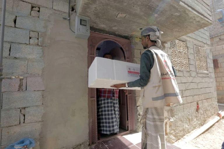 الهلال الأحمر الإماراتي يواصل توزيع الأضاحي في الدريهمي والمنظر باليمن