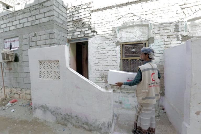 الهلال الأحمر الإماراتي يواصل توزيع الأضاحي في الدريهمي والمنظر باليمن