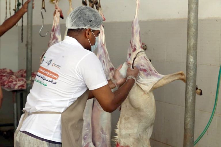 الهلال الأحمر الإماراتي يواصل توزيع الأضاحي في الدريهمي والمنظر باليمن