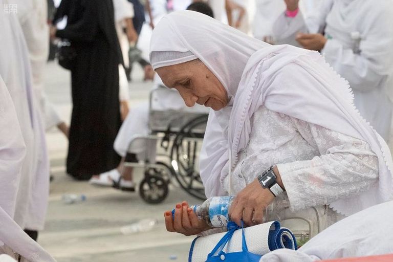 حجاج بيت الله الحرام يرمون جمرة العقبة