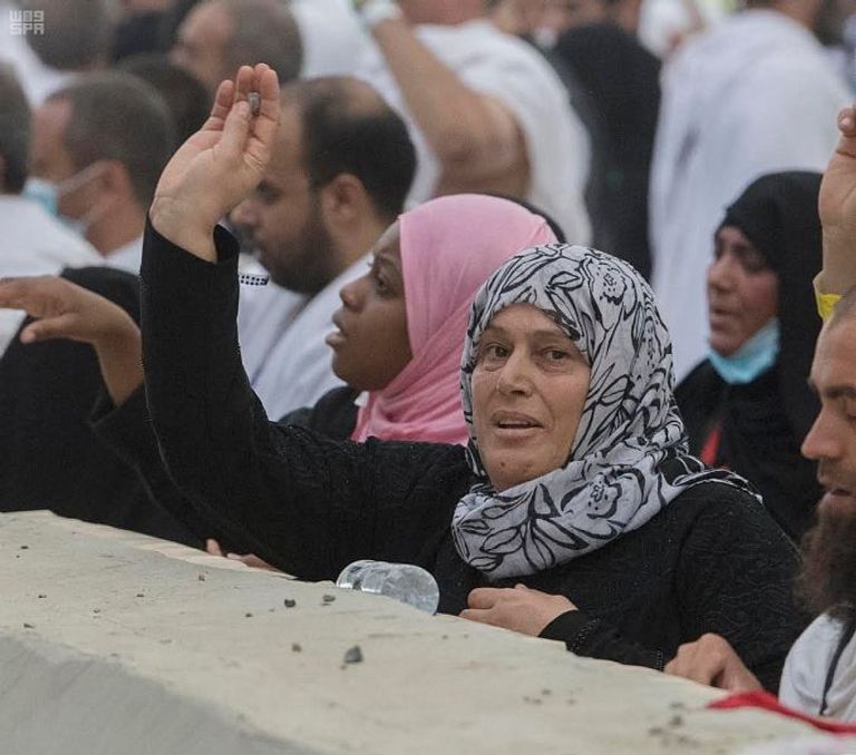 حجاج بيت الله الحرام يرمون جمرة العقبة