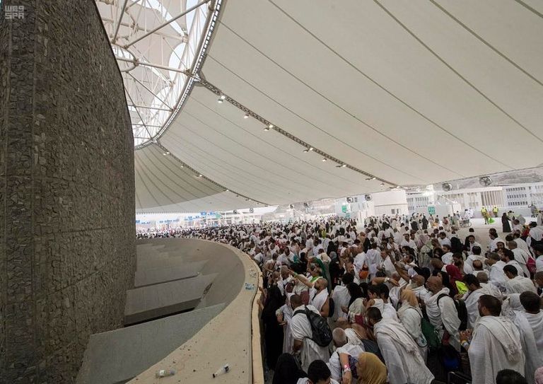 حجاج بيت الله الحرام يرمون جمرة العقبة