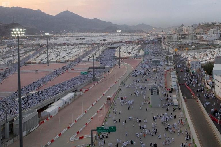 حجاج بيت الله الحرام يرمون جمرة العقبة