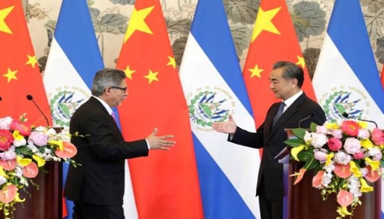 وزيرا خارجية الصين والسلفادور خلال توقيع اتفاقية إقامة العلاقات