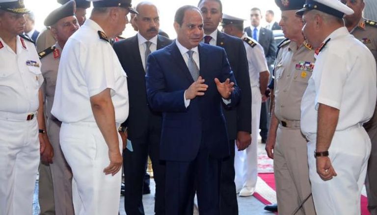 الرئيس المصري داخل مقر قيادة القوات البحرية يتفقد هناجر الإصلاح