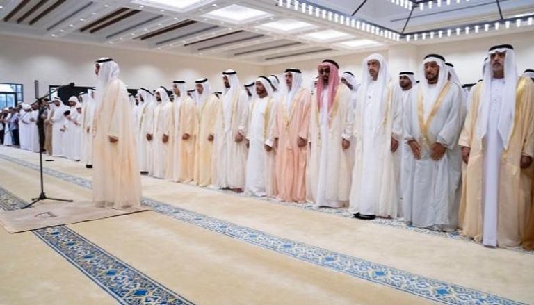الشيخ محمد بن زايد آل نهيان يؤدي صلاة عيد الأضحى مع الشيوخ وجموع المصلين