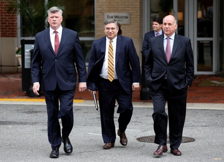 محامو الدفاع أثناء توجههم لحضور مداولات هيئة المحلفين