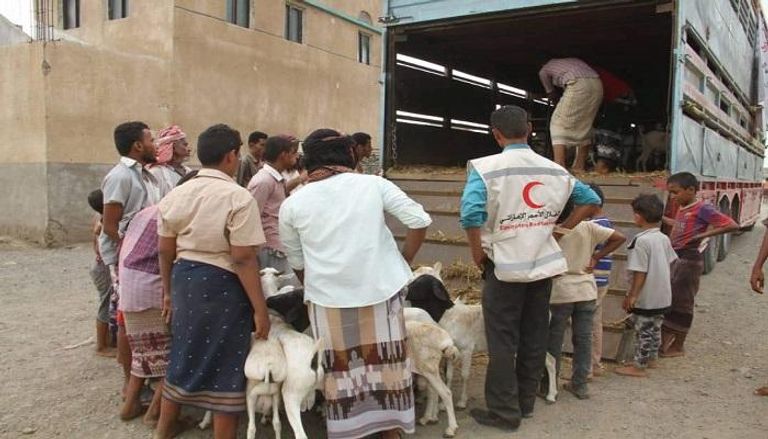 توزيع أضاحي العيد على الأسر اليمنية