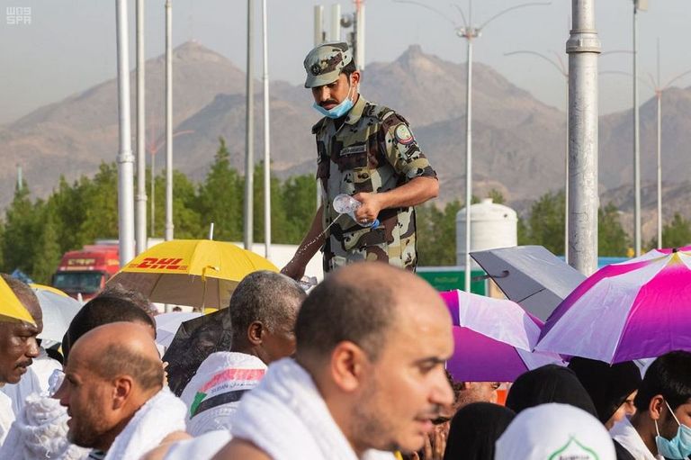أحد رجال الأمن السعودي في مشعر منى