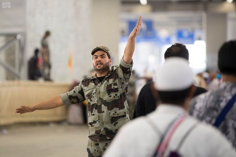أحد رجال الأمن السعودي في مشعر منى