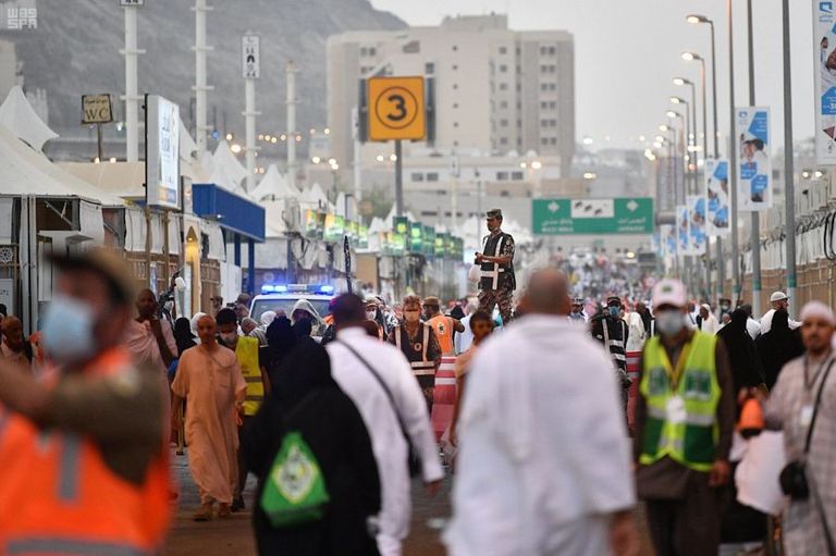 أحد رجال الأمن السعودي في مشعر منى
