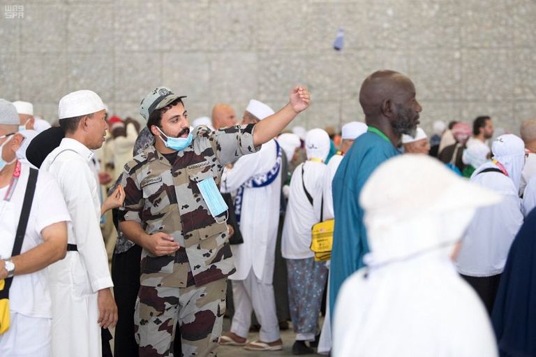 أحد رجال الأمن السعودي في مشعر منى