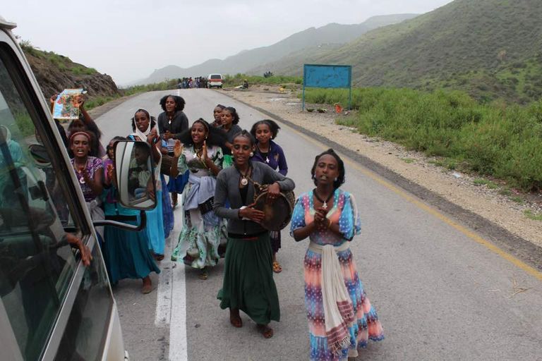 فتيات إثيوبيا يتزين في احتفالات "اللشاداي" و"أشيندا"