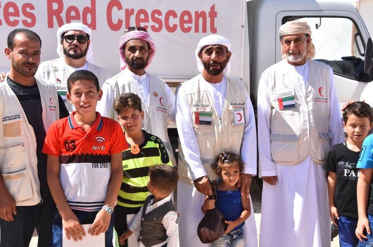 الهلال الأحمر الإماراتي يشارك اللاجئين السوريين بالأردن فرحة العيد